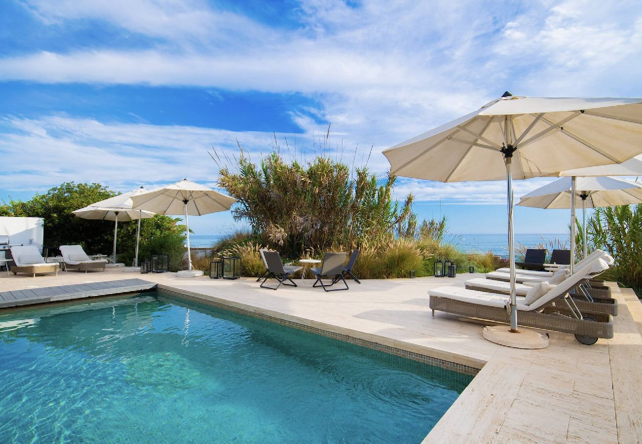 Villa en Marbella - 3326 Costabella Frontline