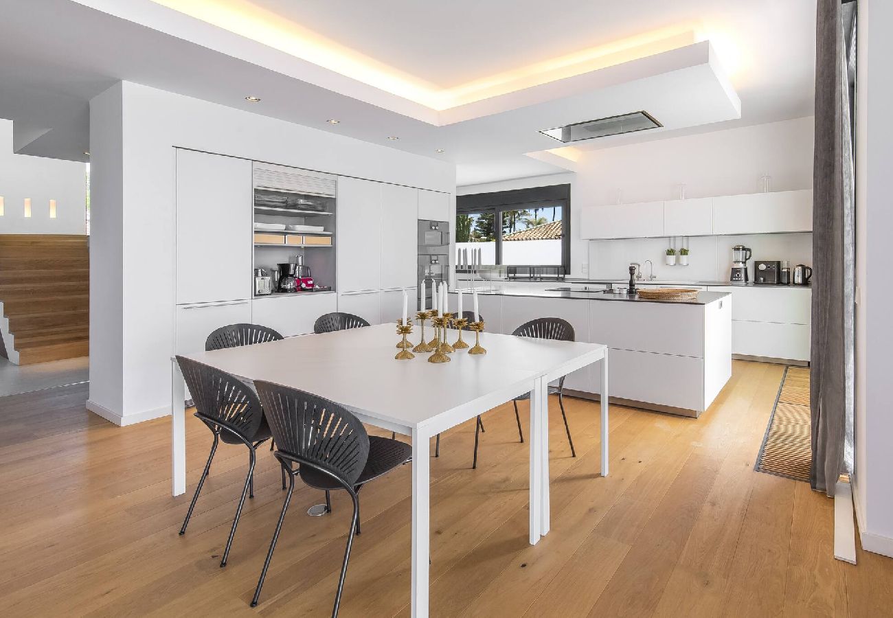 Villa en Marbella - 3326 Costabella Frontline