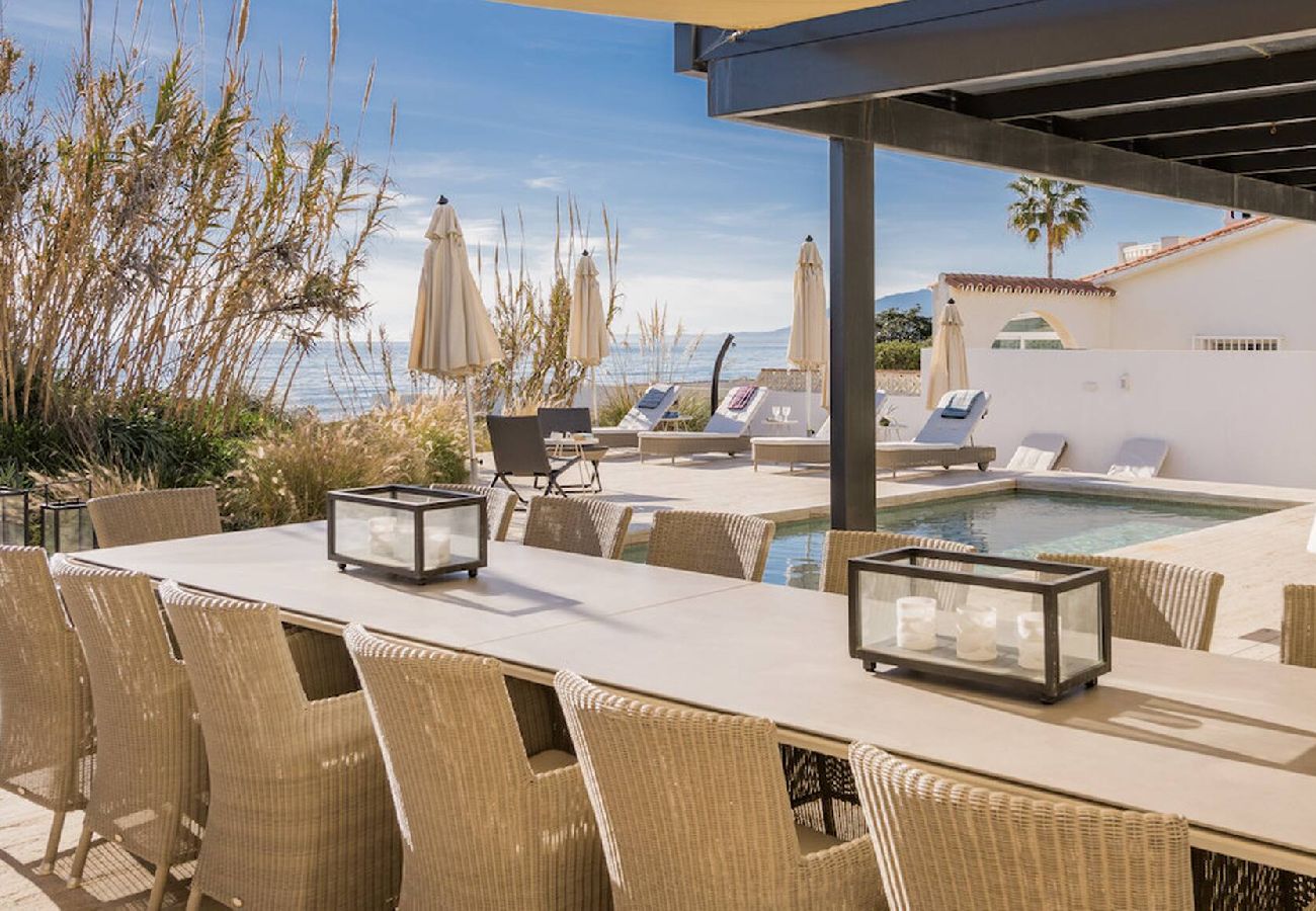 Villa en Marbella - 3326 Costabella Frontline