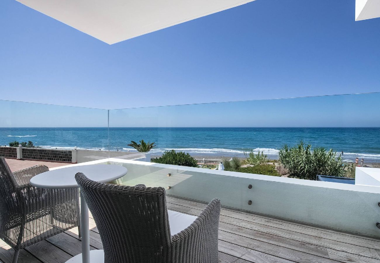 Villa en Marbella - 3326 Costabella Frontline