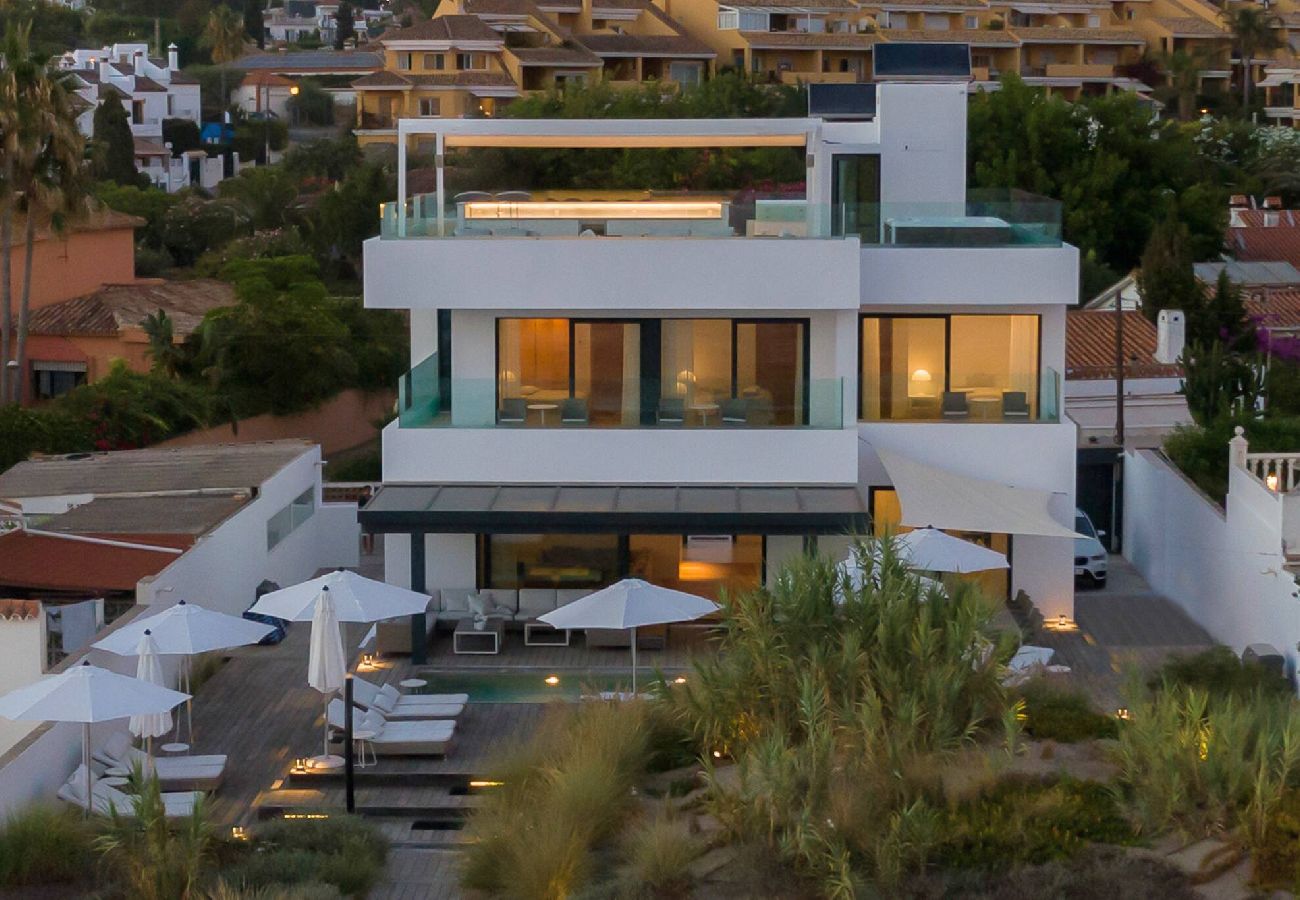 Villa en Marbella - 3326 Costabella Frontline