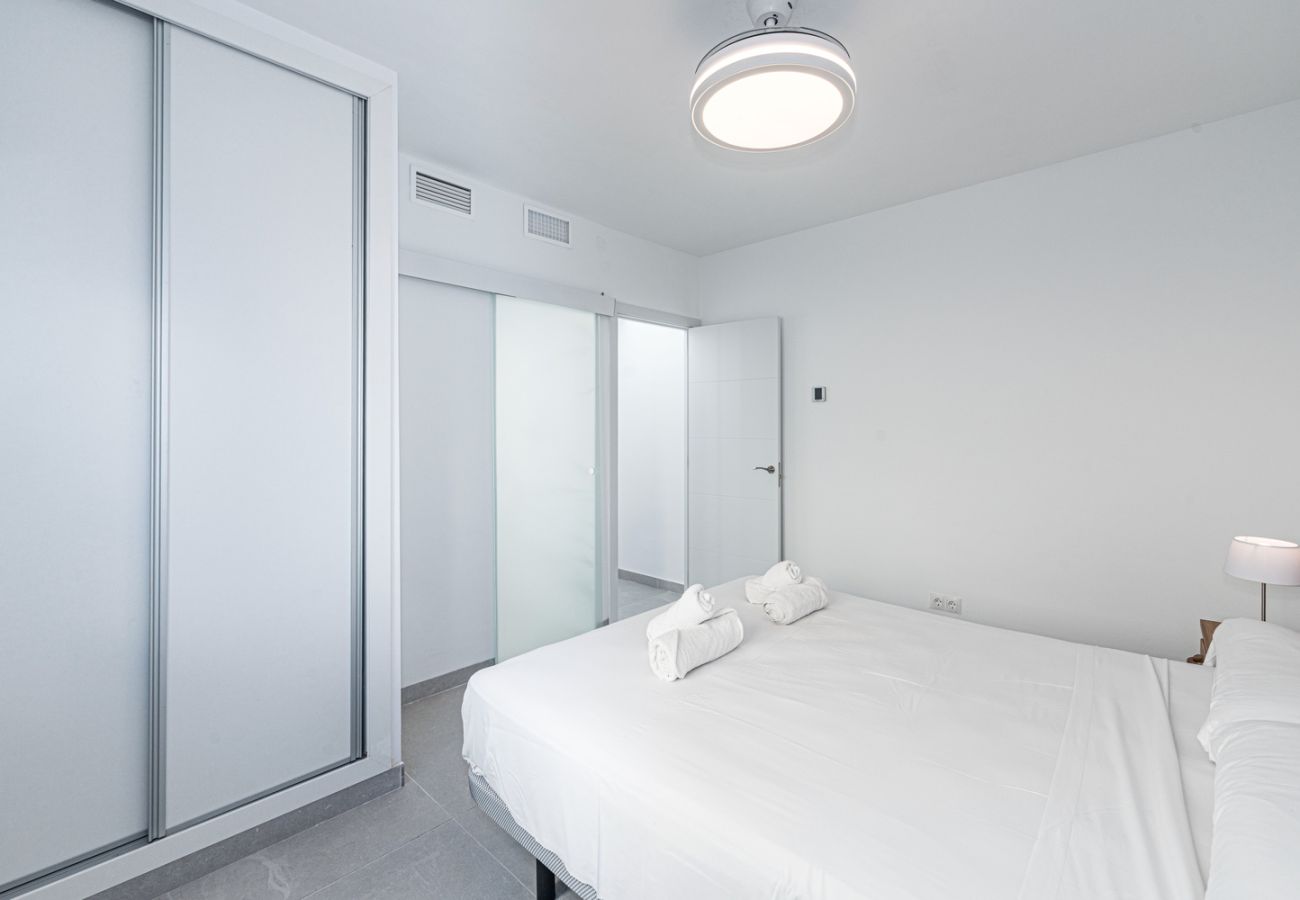 Dormitorio principal con cama queen size en apartamento de 3 habitaciones en Nerja.