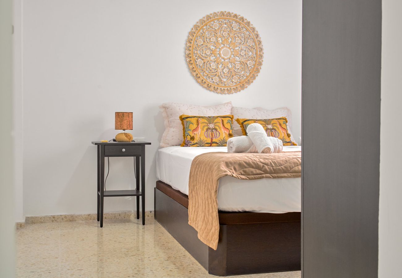 Dormitorio principal con cama doble en el alojamiento vacacional Tucuman 3, Nerja.