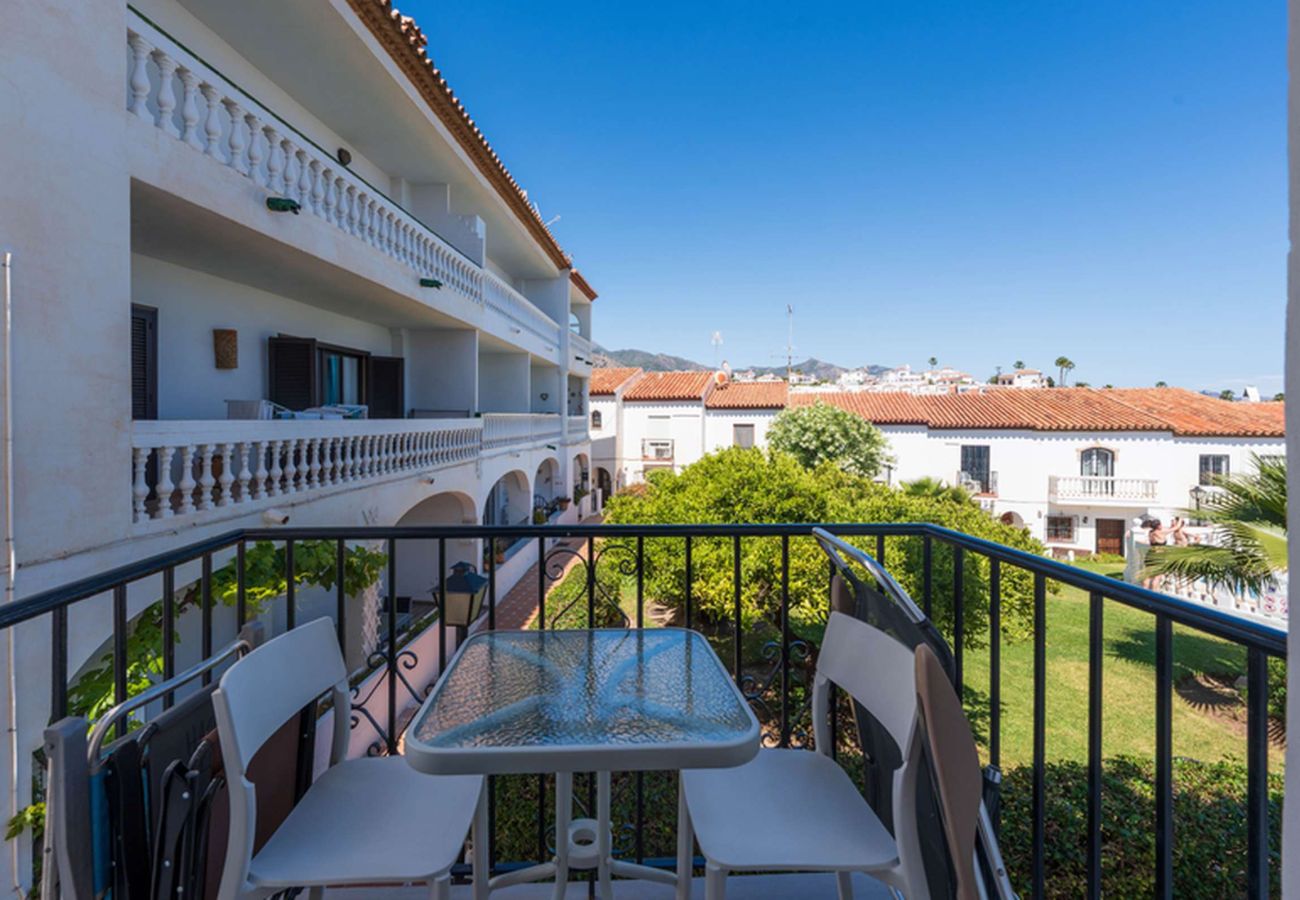 Balcón del apartamento Hacienda 23 4A con vistas directas a la piscina comunitaria.