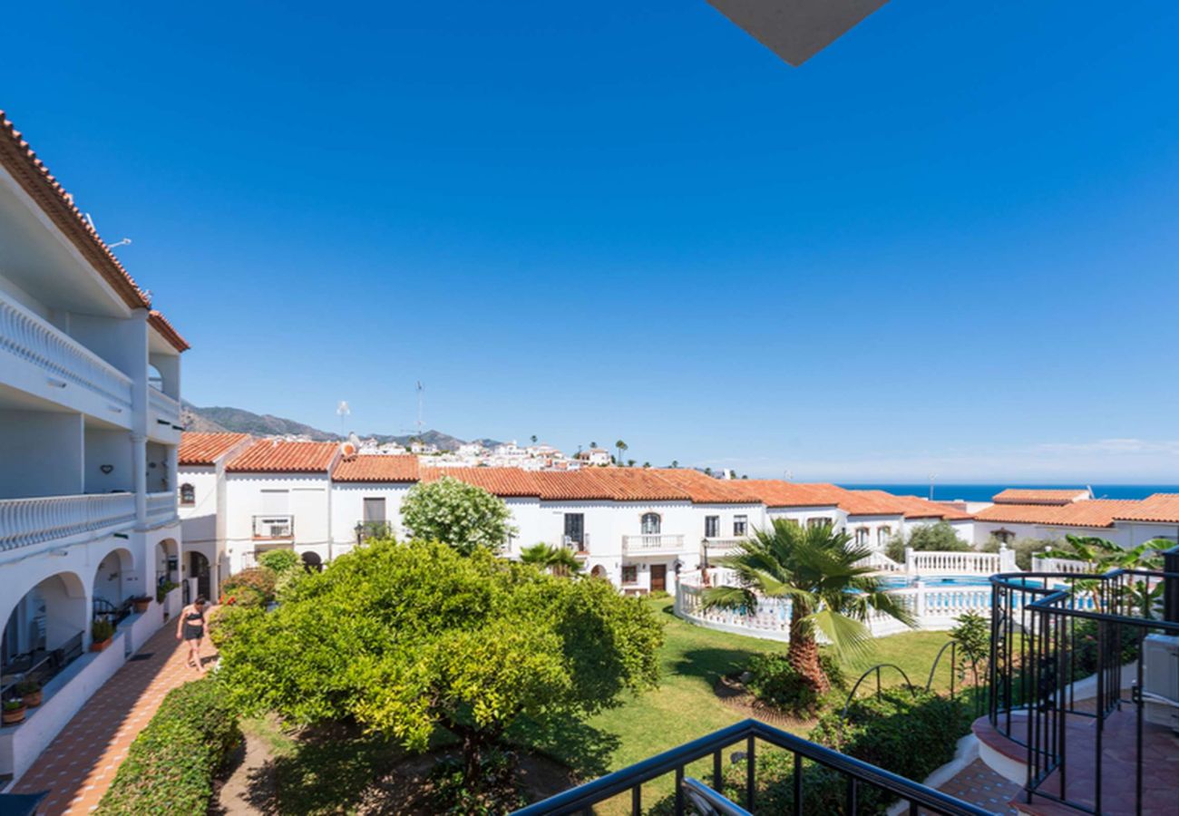 Vistas panorámicas desde el balcón del apartamento en la urbanización La Hacienda, Nerja.