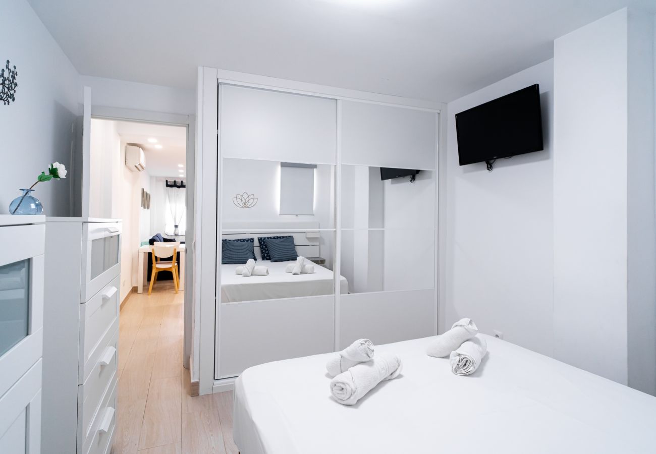 Dormitorio independiente con cama doble en el apartamento vacacional Arce 2 en Nerja.