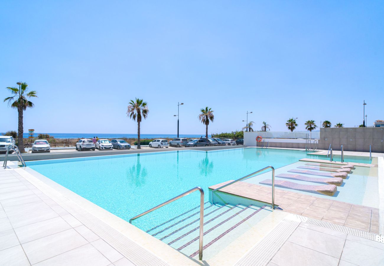 Piscina infinity con vistas al mar en la urbanización Duna Beach en Torrox.