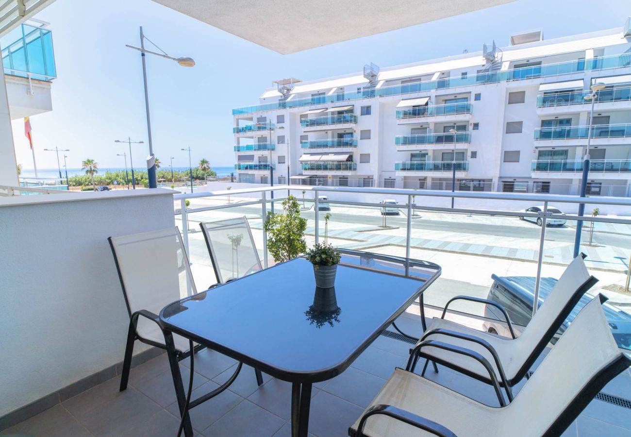 Terraza con mesa de comedor y vistas al mar en el apartamento Duna Beach.