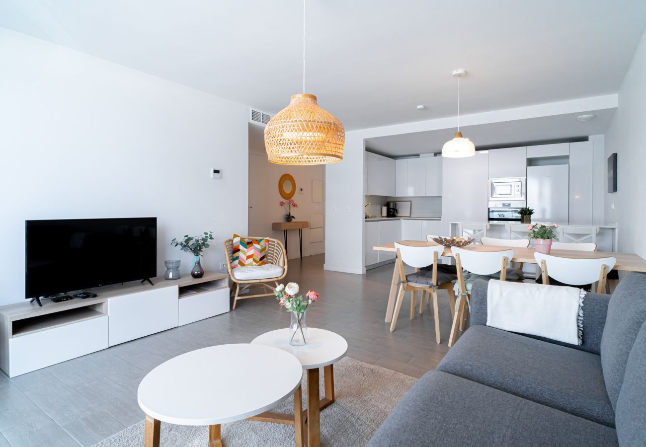 Salón comedor amplio y bien amueblado en el apartamento Duna Beach.