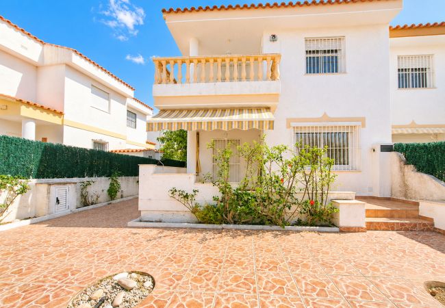 Casa en Alcoceber / Alcossebre - Villa Tres Playas | Gran patio privado · Piscina ·