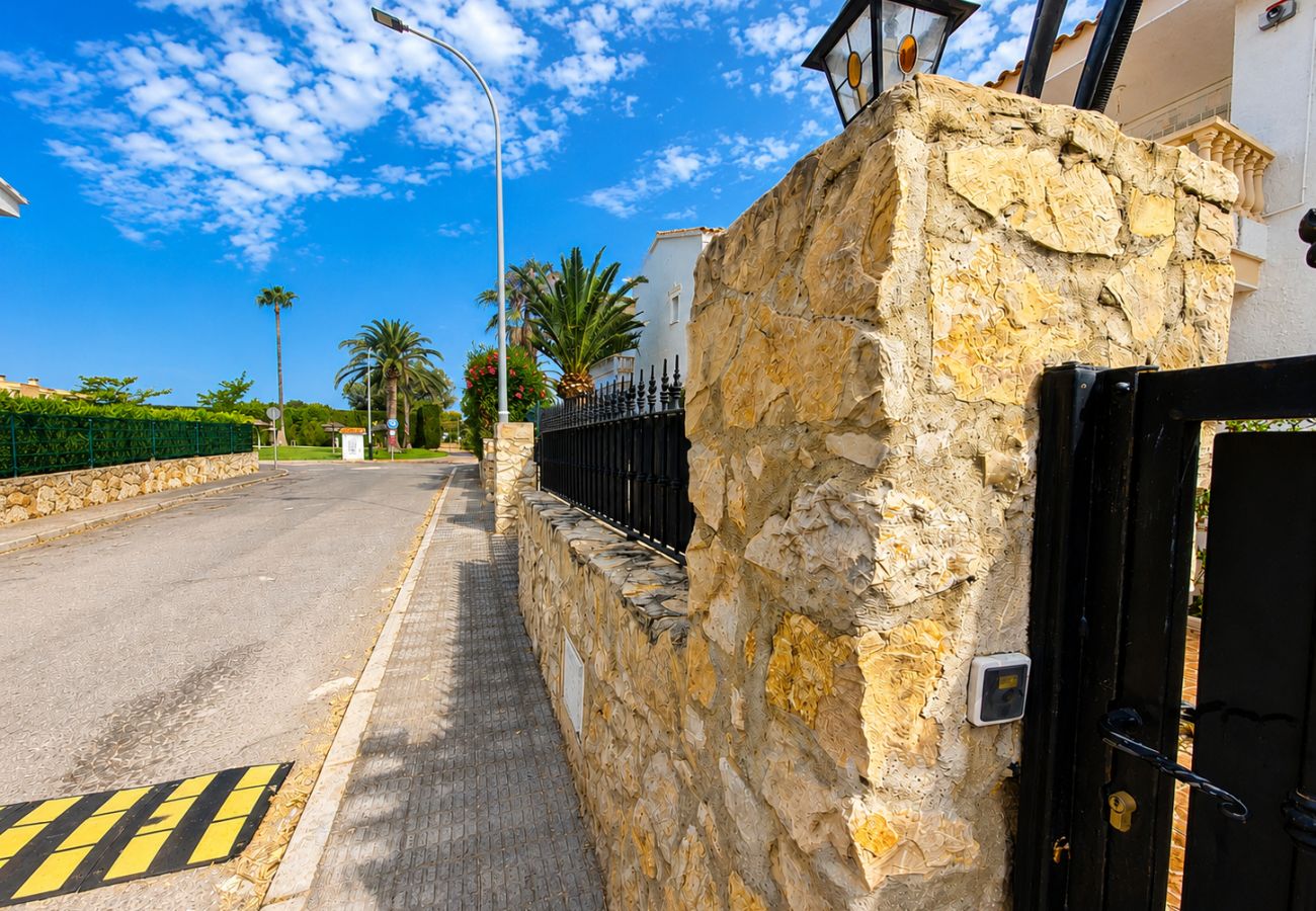 Casa en Alcoceber / Alcossebre - Villa Tres Playas | Gran patio privado · Piscina ·