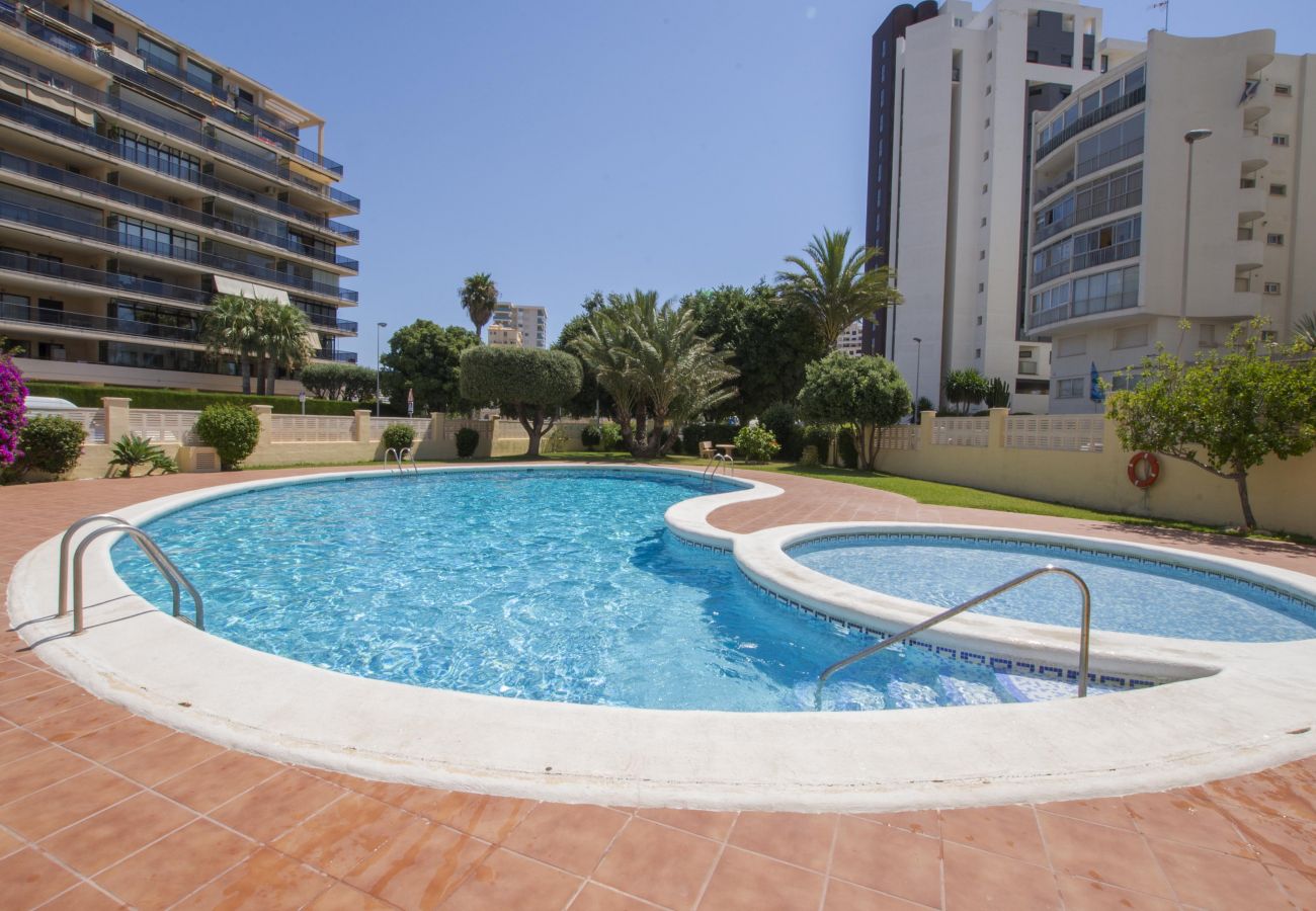Pool with sea views in apartment A05