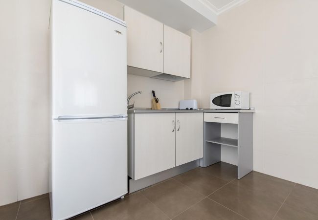 The fully-equipped kitchen has all the kitchenware needed to cook. There is a fridge, a microwave, an oven and a hob.