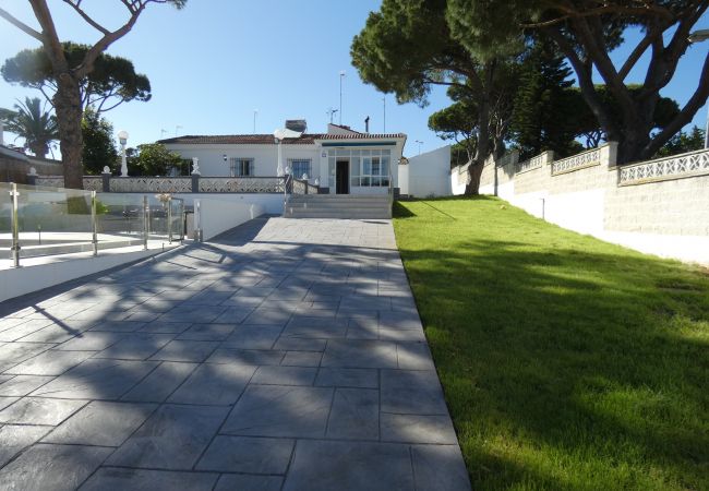 Villa in Chiclana de la Frontera - R048 Chalet en Doña Violeta