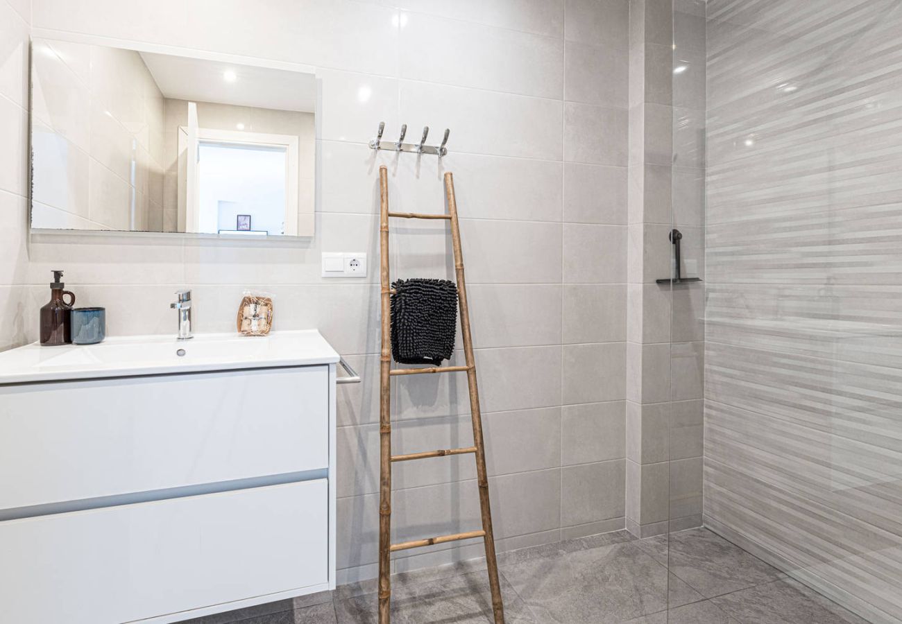 Complete and modern bathroom in Acapulco Playa 302