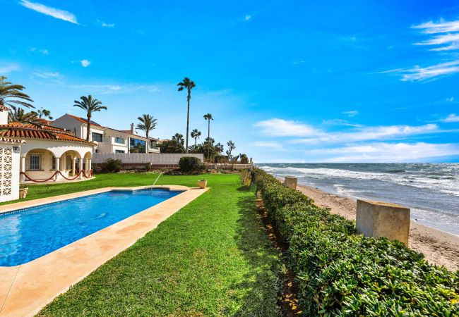 Villa/Dettached house in Marbella - 1100 Stunning Marbesa Beachfront Villa with Garden