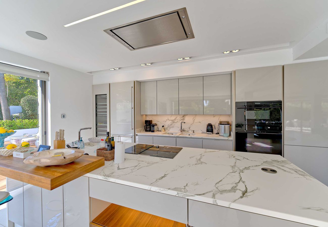 Villa in Marbella - 2244 Luxury Modern Villa with Pool in Puerto Banús