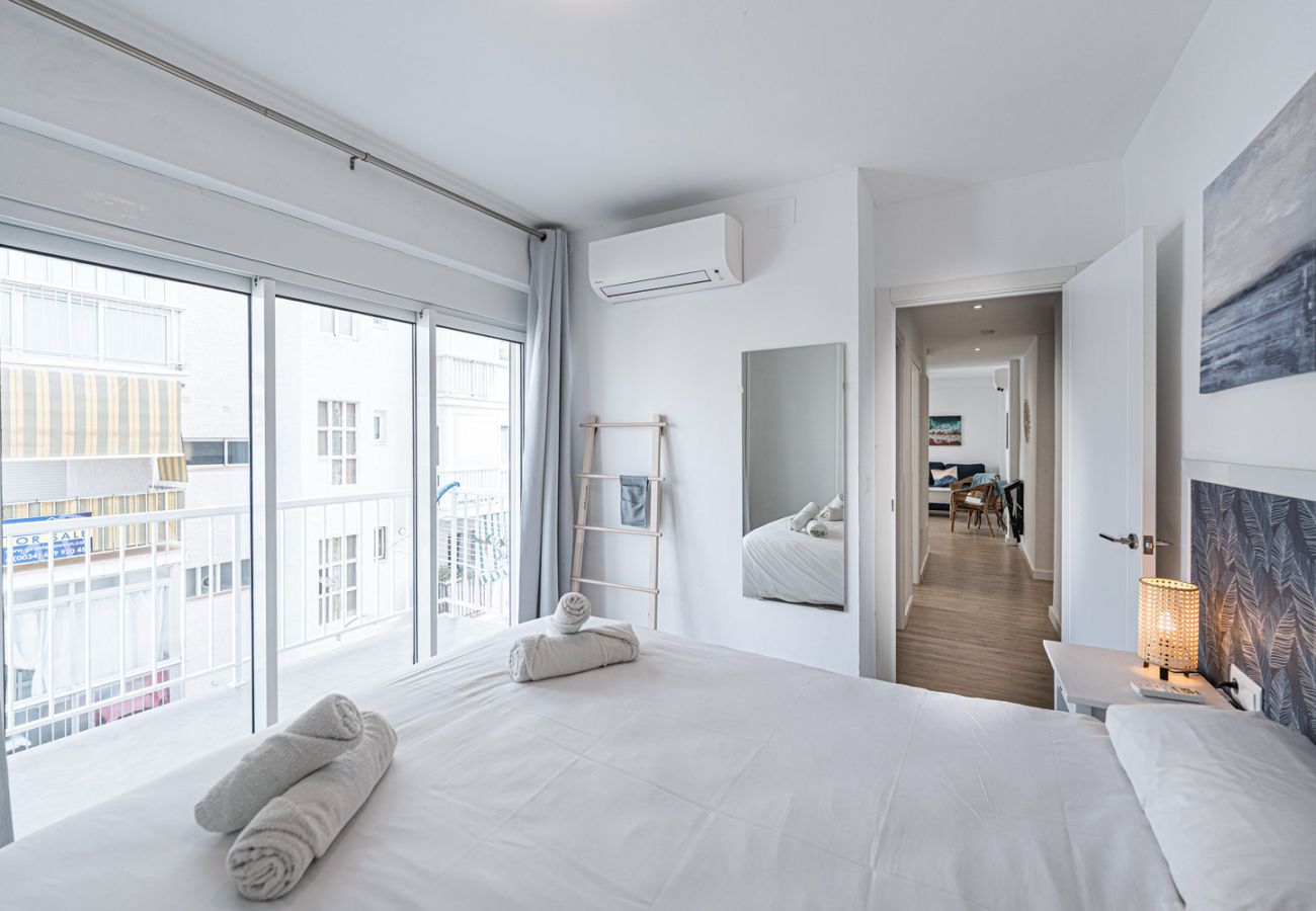 Master bedroom with double bed and modern decor in Gaviota 3 apartment, Nerja.