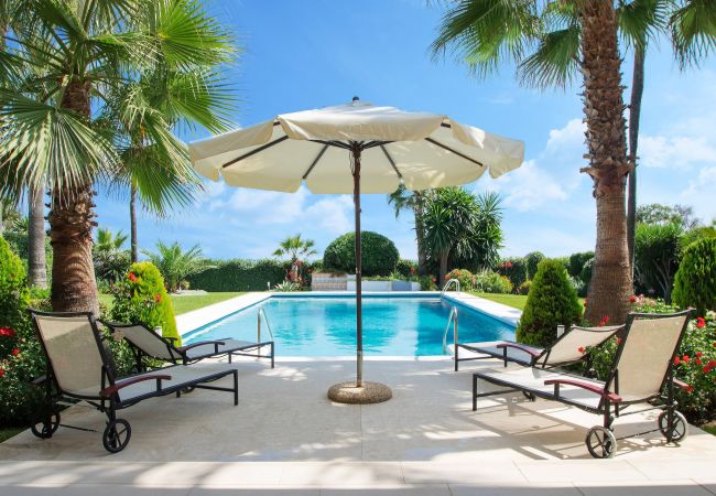 Villa/Dettached house in Estepona - 1072 Beachfront El Paraiso Retreat with Pool & BBQ