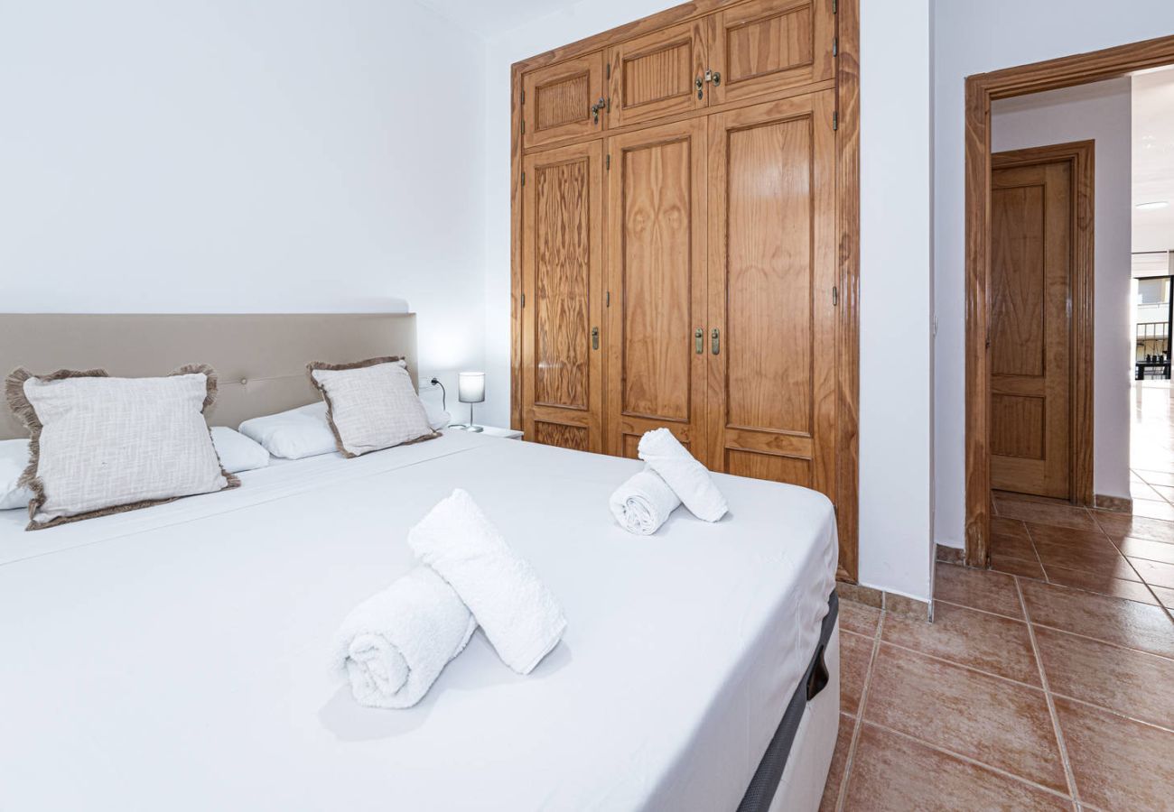 Bedroom with double bed and wardrobe in Torrecilla Urban Beach