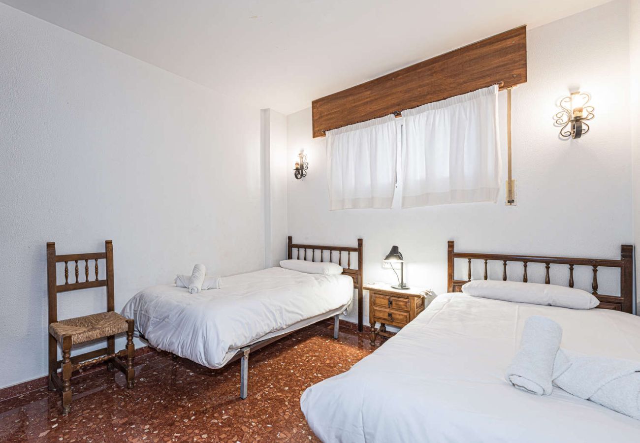 Room with two single beds, ideal for families in Nerja