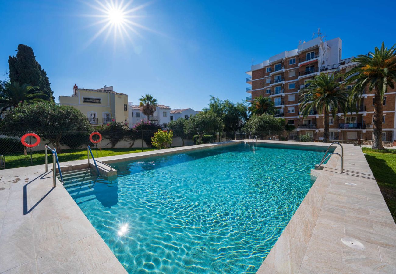 Acapulco 18 pool area, ideal for enjoying the sun in Nerja