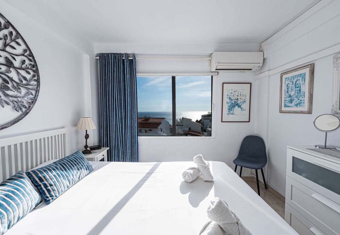 Double bedroom with sea views in a holiday apartment in Nerja