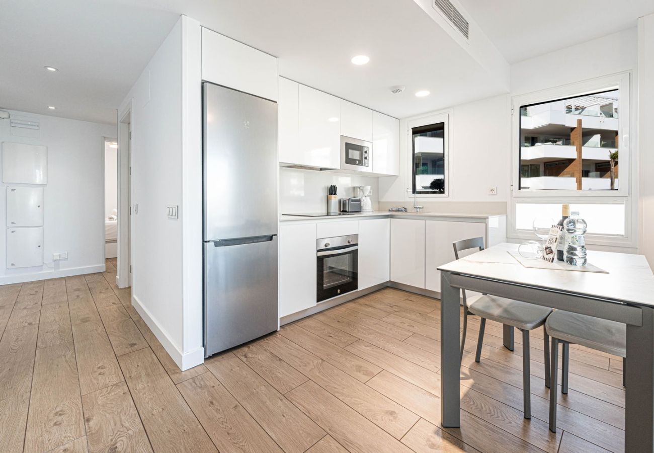 High-end open-plan kitchen and modern dining area in Isea Calaceite holiday apartment Nerja Torrox