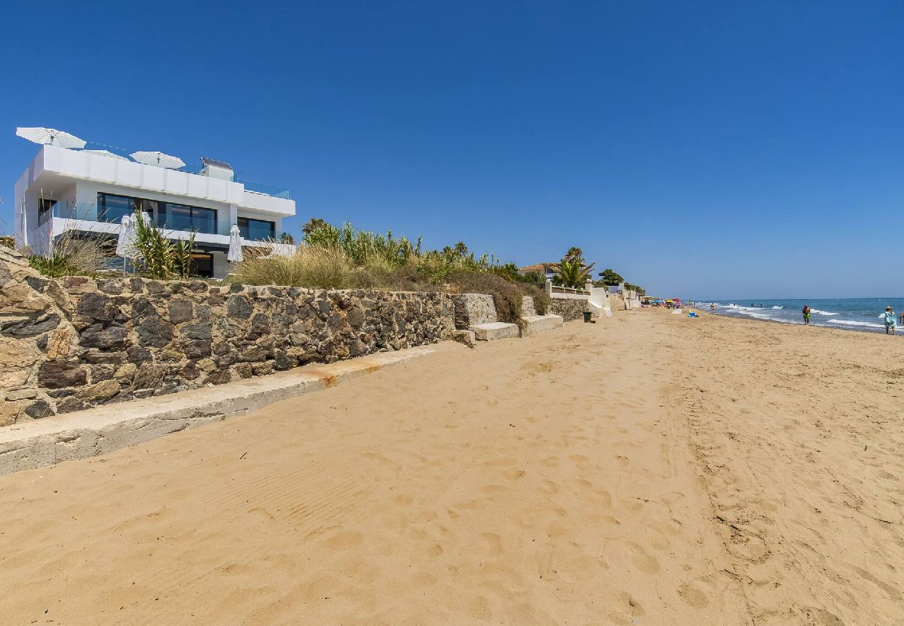 Villa in Marbella - 3326 Costabella Frontline