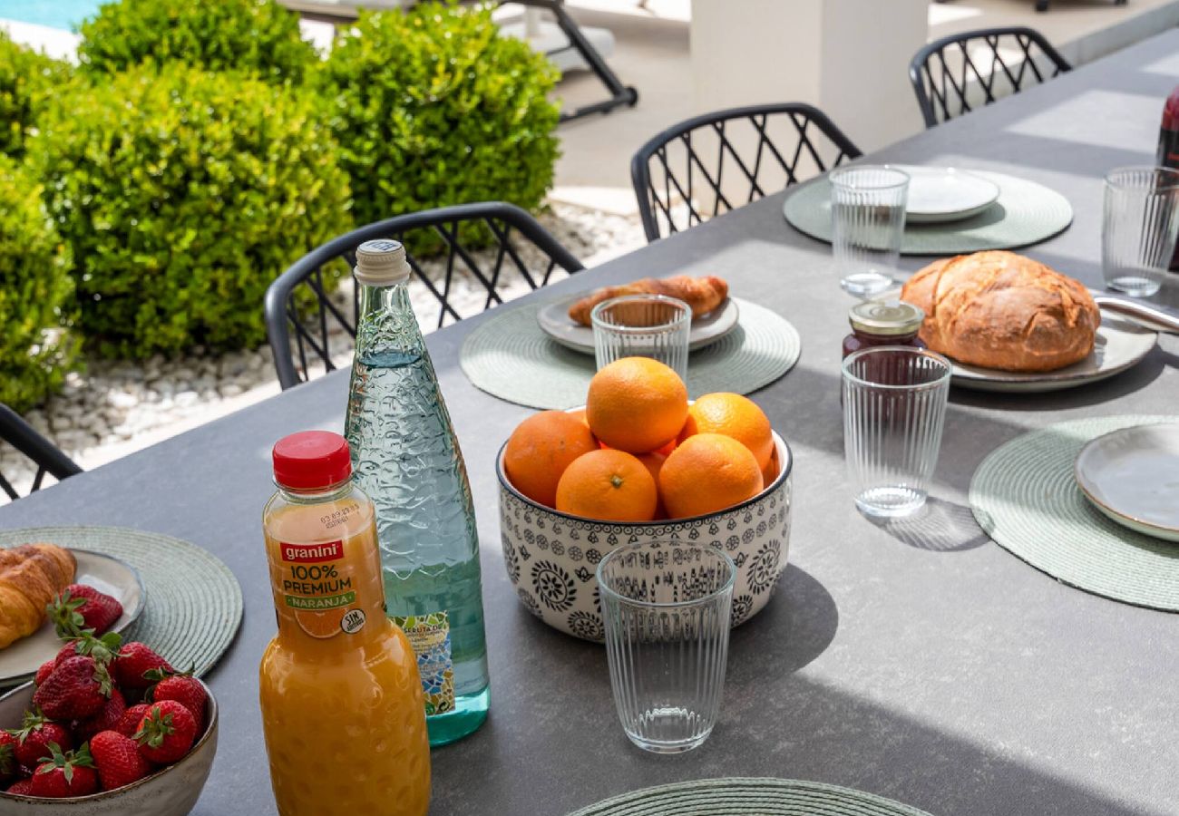 Villa in Marbella - 3301 Villa Mariposa (r3907066)