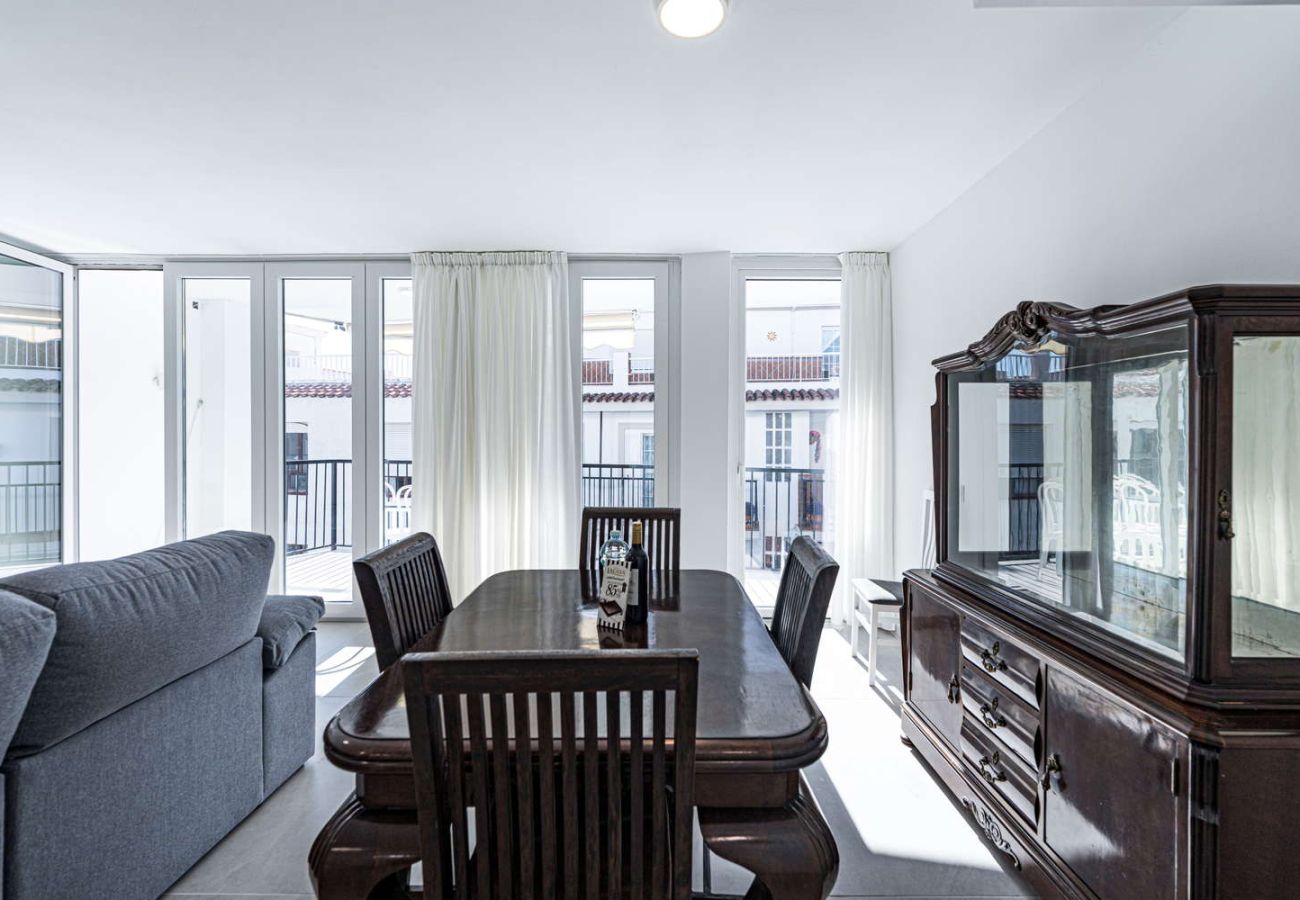 Dining table for 6 people in a spacious apartment near Balcon de Europa.
